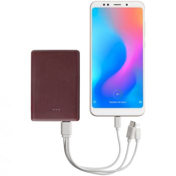 Внешний аккумулятор Uniscend Full Feel Color 5000 мАч, тёмно-красный, пример использования