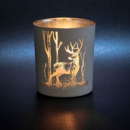 Подсвечник со свечой Forest, с изображением оленя, пример использования