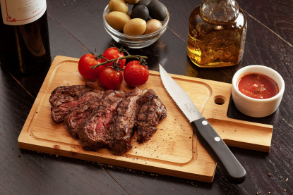 Разделочная доска и нож для стейка Steak, в интерьере