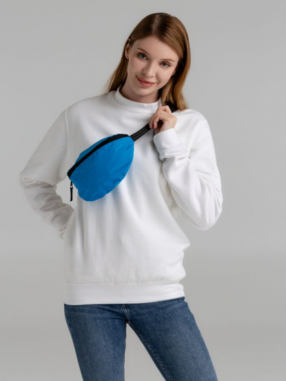 Поясная сумка Manifest Color из светоотражающей ткани, синяя, пример использования, через плечо