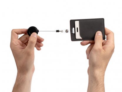 Ретрактор Attach New, черный, пример использования