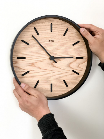 Часы настенные Kiko, дуб, пример использования
