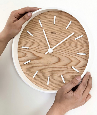 Часы настенные Kudo, беленый дуб, пример использования