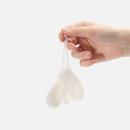 Подвеска на елку Вьюжка, варежки, белые