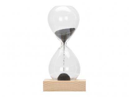 Песочные магнитные часы на деревянной подставке Infinity, общий вид