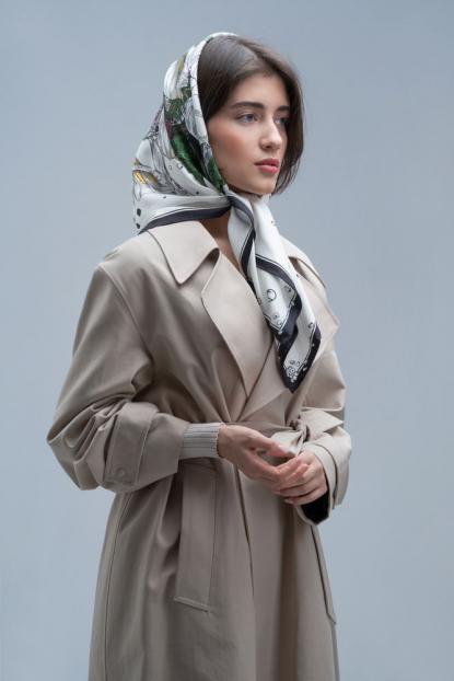 Платок шелковый Delicate, каллы, пример использования