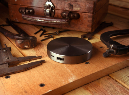 Универсальное зарядное устройство UFO (6000mAh), серое, в интерьере