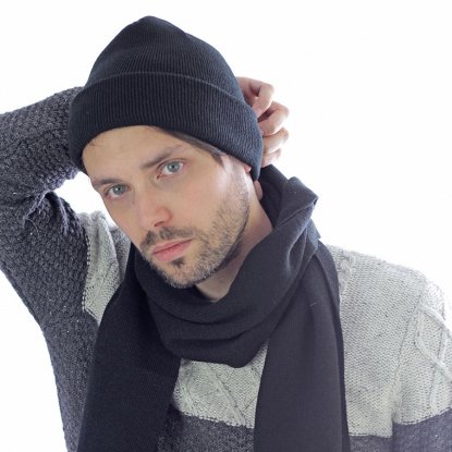 Шарф вязаный двойной WIND SCARF, чёрный, пример использования