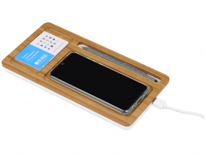 Беспроводное зарядное устройство-органайзер из бамбука Timber, коричневое, пример использования