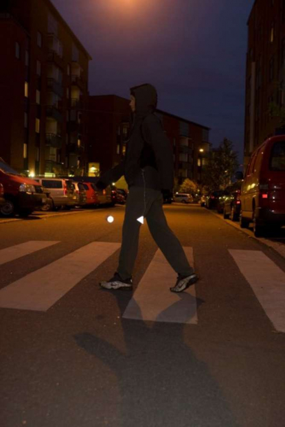 Пешеходный светоотражатель Круг, пример использования на улице