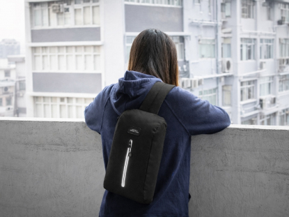 Сумка-слинг Nomad на одно плечо из переработанного пластика, черная