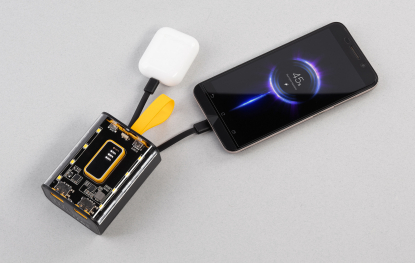 Зарядное устройство Shine 9000 mAh с LED-подсветкой, встроенными кабелями Type-C/Lightning/USB