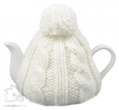 Чайник в теплой вязаной шапочке, белой