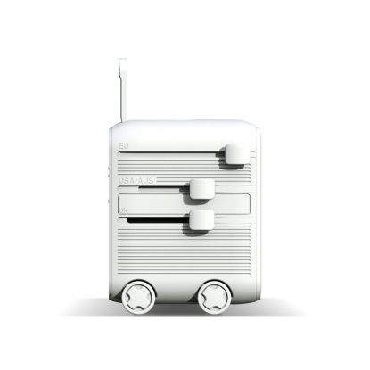 Универсальный адаптер Xoopar Luggie со встроенными вилками типов EU, UK, US и AUS