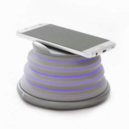 Беспроводное зарядное устройство Atomic с LED подсветкой, серое, пример использования