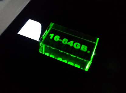 Флеш-накопитель прямоугольной формы под гравировку 3D логотипа, зеленый, с нанесением