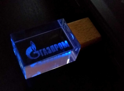 Флеш-накопитель прямоугольной формы, под гравировку 3D логотипа, синий, пример нанесения