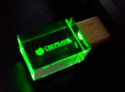 Флеш-накопитель прямоугольной формы, под гравировку 3D логотипа, зеленый, пример нанесения