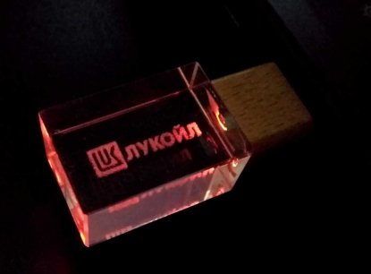 Флеш-накопитель прямоугольной формы, под гравировку 3D логотипа, красный, пример нанесения