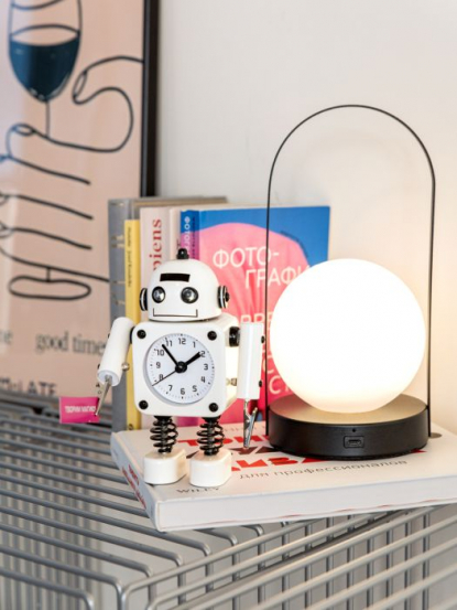 Часы настольные в виде робота Arni