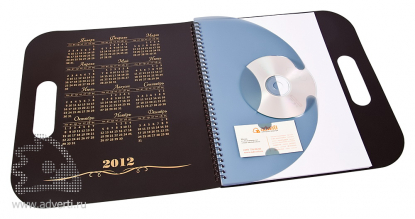 Блокнот-календарь на пружине с вырубной ручкой, с держателем под визитку и CD, открытый