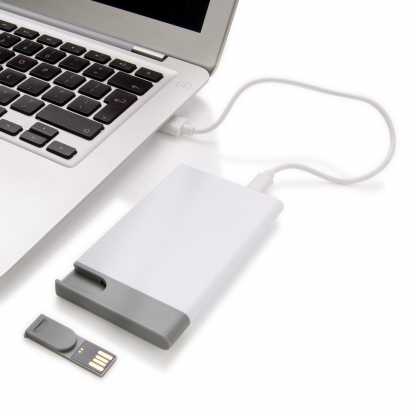 Зарядное устройство с USB–флешкой на 8 ГБ, 2500 mAh, белое, пример использования