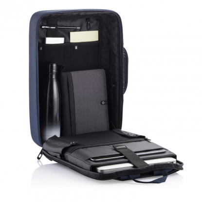 Сумка-рюкзак Bobby Bizz с защитой от карманников, синяя, пример использования