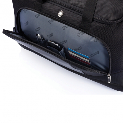 Дорожная сумка на колесах Swiss Peak, пример использования бокового кармана