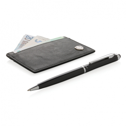 Набор Swiss Peak: бумажник и шариковая ручка, пример использования бумажника