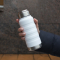 Термобутылка вакуумная герметичная Garda Portobello, 530 мл, белая, в руке