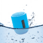 Водонепроницаемая беспроводная колонка Soundboom мощностью 3W, голубая, демонстрация водонепроницаемости